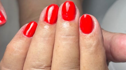 Unhas vermelhas elegantes por daniela teixeira nail designer em Vila Nova De Gaia, Porto, PT.