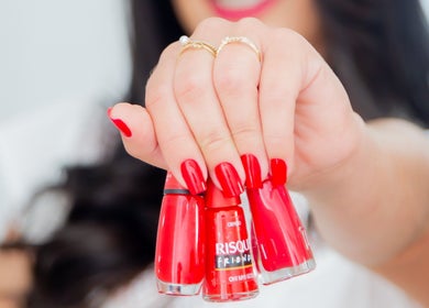 Unhas vermelhas na Cristina Unhas e Sobrancelhas em São Paulo, São Paulo, BR. Destaque em esmaltes vibrantes.