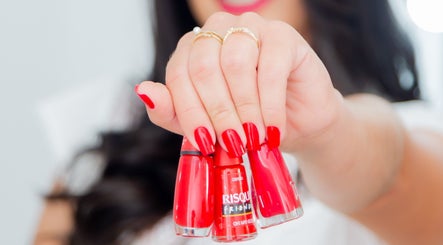 Unhas vermelhas na Cristina Unhas e Sobrancelhas em São Paulo, São Paulo, BR. Destaque em esmaltes vibrantes.