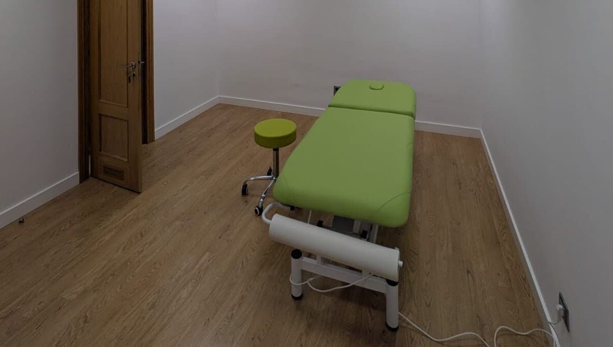 Sala de masaje con cama verde en Alejandro Quiromasaje, Zaragoza, Aragón, ES, ambiente tranquilo y espacioso.