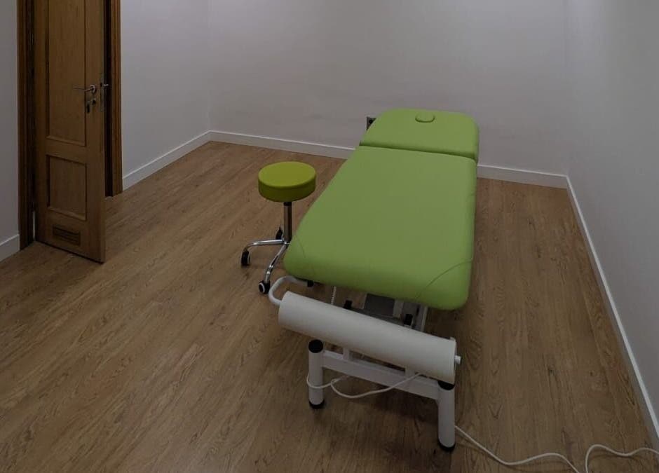 Sala de masaje con cama verde en Alejandro Quiromasaje, Zaragoza, Aragón, ES, ambiente tranquilo y espacioso.