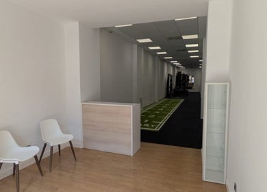 Recepción minimalista en Alejandro Quiromasaje, Zaragoza, Aragón, ES. Un espacio moderno y acogedor.