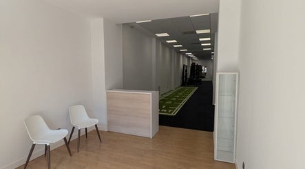 Recepción minimalista en Alejandro Quiromasaje, Zaragoza, Aragón, ES. Un espacio moderno y acogedor.