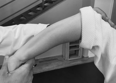Técnica de relajación del brazo en Masajes DAIKAN DOJO, Málaga, Andalucía, ES, mostrando atención plena.