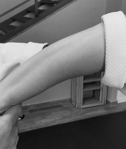 Técnica de relajación del brazo en Masajes DAIKAN DOJO, Málaga, Andalucía, ES, mostrando atención plena.