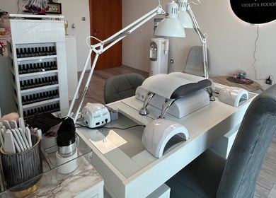 Profesionalni sto za manikuru u Beauty Studio V, Нови Сад, Војводина, RS.