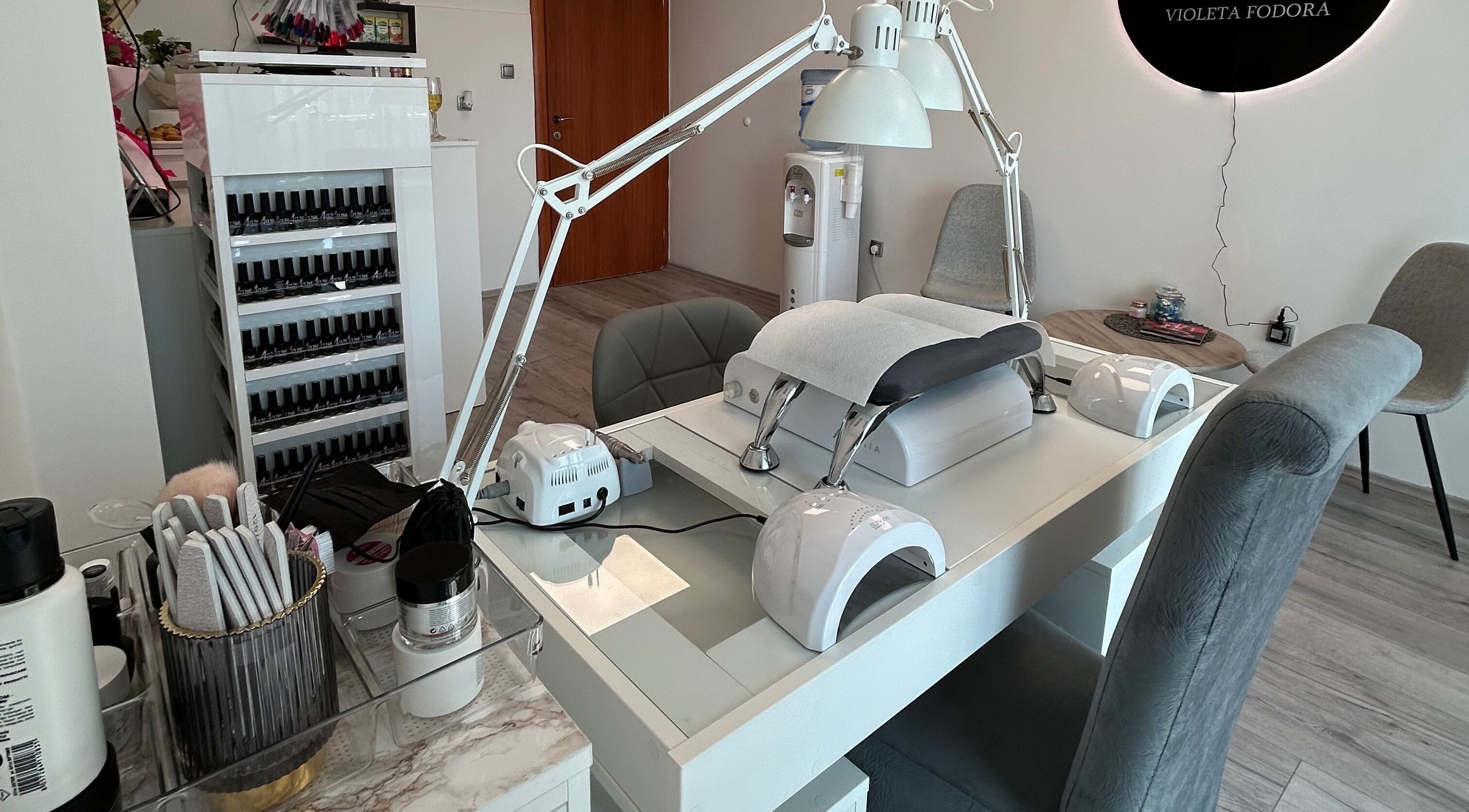 Profesionalni sto za manikuru u Beauty Studio V, Нови Сад, Војводина, RS.