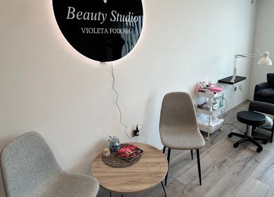 Unutrašnjost Beauty Studio V, Novi Sad, Vojvodina, RS s modernim sjedalima i opremom za uljepšavanje.
