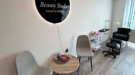 Unutrašnjost Beauty Studio V, Novi Sad, Vojvodina, RS s modernim sjedalima i opremom za uljepšavanje.