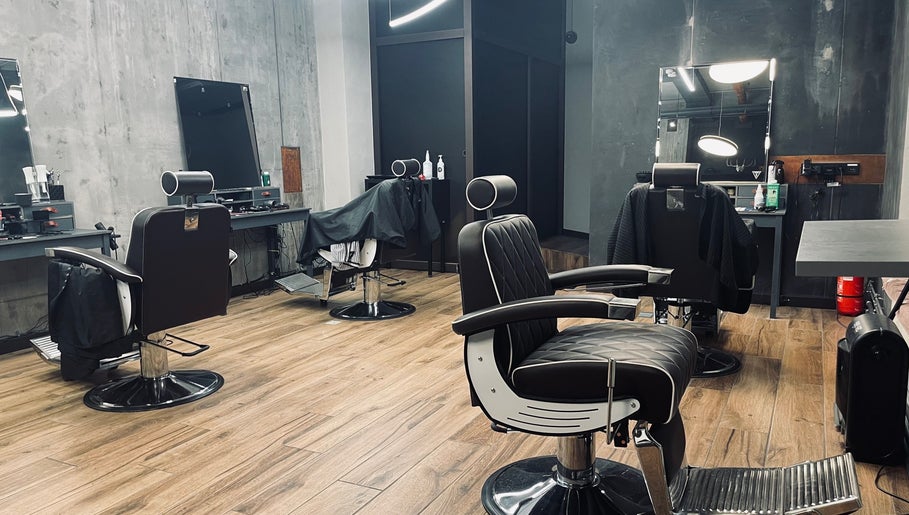Интерьер 010 Barbers | Igor Stvcs в Вильнюсе, вверх стулья и большие зеркала, уютная атмосфера.