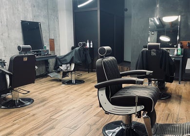 Интерьер 010 Barbers | Igor Stvcs в Вильнюсе, вверх стулья и большие зеркала, уютная атмосфера.