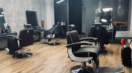 Интерьер 010 Barbers | Igor Stvcs в Вильнюсе, вверх стулья и большие зеркала, уютная атмосфера.