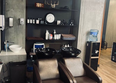010 Barbers | Igor Stvcs plovimo zona Vilniuje, Vilniaus Apskritis, LT. Modernus interjeras su prabangiu dizainu.