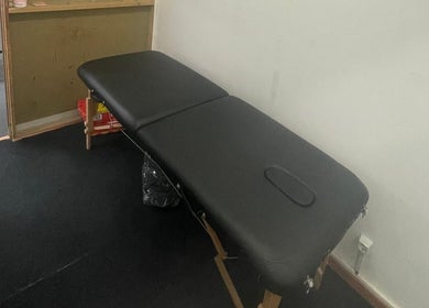 Massage table at FÁRI SALÃO DE BELEZA, a tranquil setting in Braga, Braga, PT for ultimate relaxation.