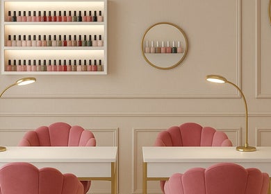 Espacio moderno en Beauty Studio By Belle, Tlalnepantla, Estado De México, MX, con sillas rosas y lámparas doradas.