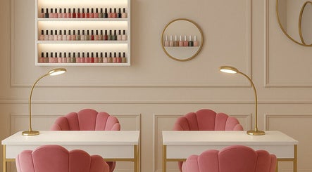 Espacio moderno en Beauty Studio By Belle, Tlalnepantla, Estado De México, MX, con sillas rosas y lámparas doradas.