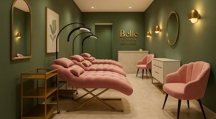Interior elegante de Beauty Studio By Belle en Tlalnepantla, Estado De México, MX con sofás rosa y decoración moderna.