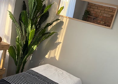 Tranquil room at Honey Blush Beauty, Middelburg, Mpumalanga, ZA with plant and wooden decor.