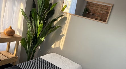 Tranquil room at Honey Blush Beauty, Middelburg, Mpumalanga, ZA with plant and wooden decor.