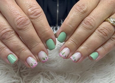 Mint green and floral nail design at Honey Blush Beauty, Middelburg, Mpumalanga, ZA.