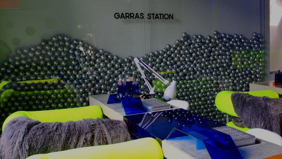 Estación de uñas moderna en EGO, Valencia, Carabobo, VE, con decoración elegante y asientos cómodos.