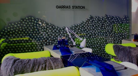 Estación de uñas moderna en EGO, Valencia, Carabobo, VE, con decoración elegante y asientos cómodos.
