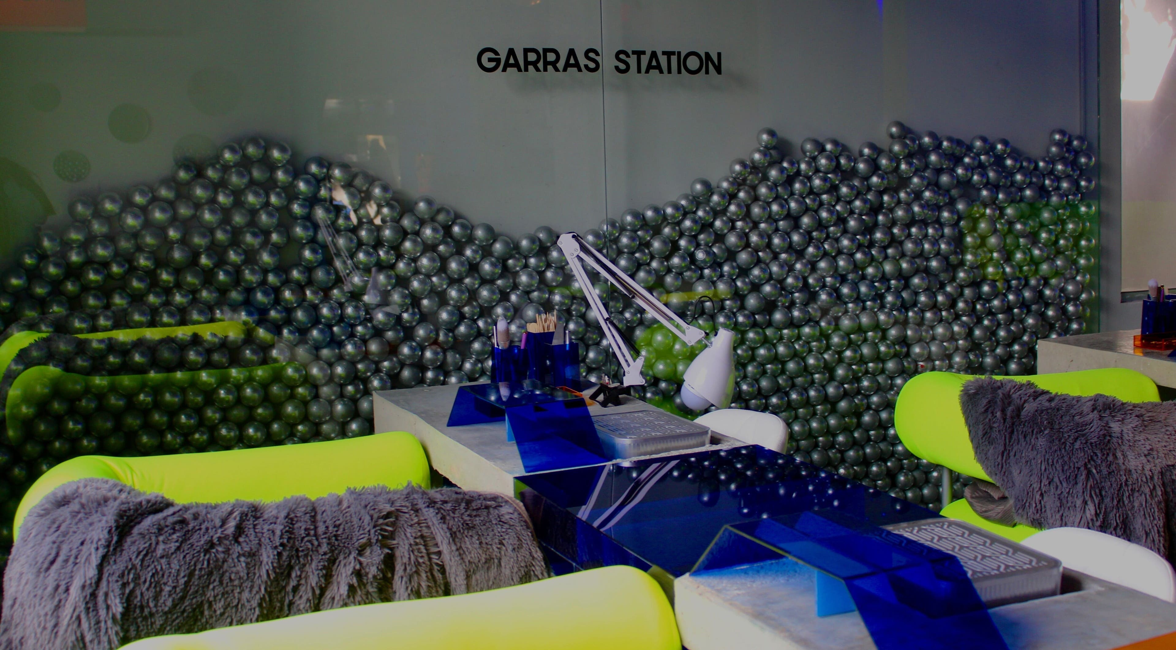 Estación de uñas moderna en EGO, Valencia, Carabobo, VE, con decoración elegante y asientos cómodos.