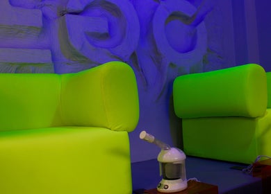 Sillones verdes brillantes en EGO, Valencia, Carabobo, VE. Espacio moderno para bienestar y relajación con vaporizador.