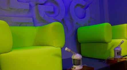 Sillones verdes brillantes en EGO, Valencia, Carabobo, VE. Espacio moderno para bienestar y relajación con vaporizador.