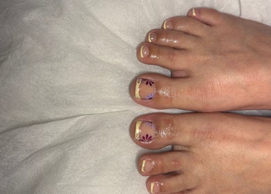 Intricate floral pedicure design at Kittyscybernails, Federal Heights, Colorado, US, showcasing elegance and style.