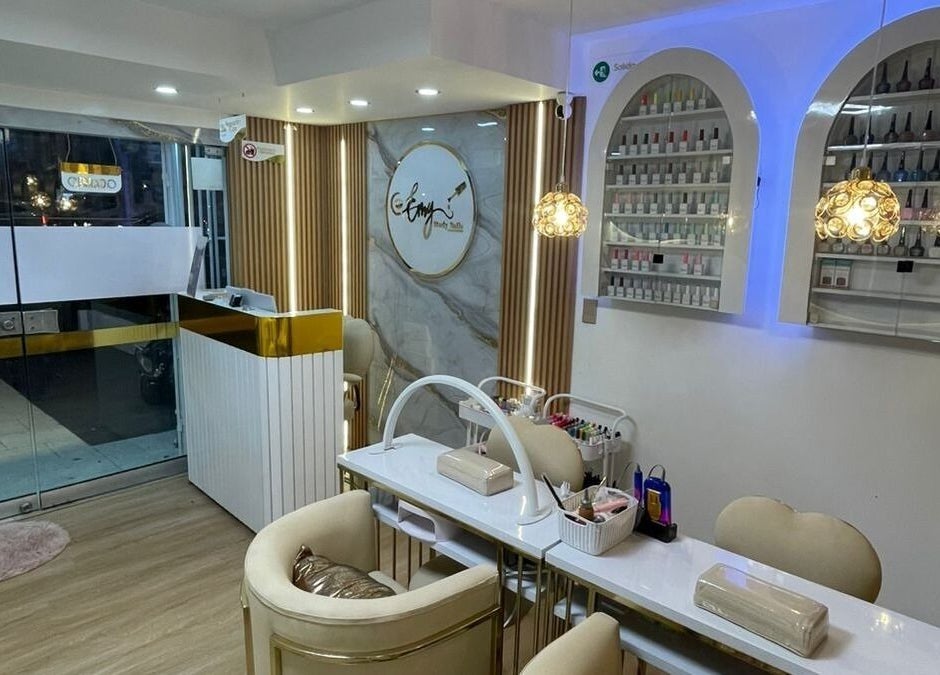Interior elegante de Emy Study Nails en Bogotá, Bogotá, CO con mobiliario moderno y estético.