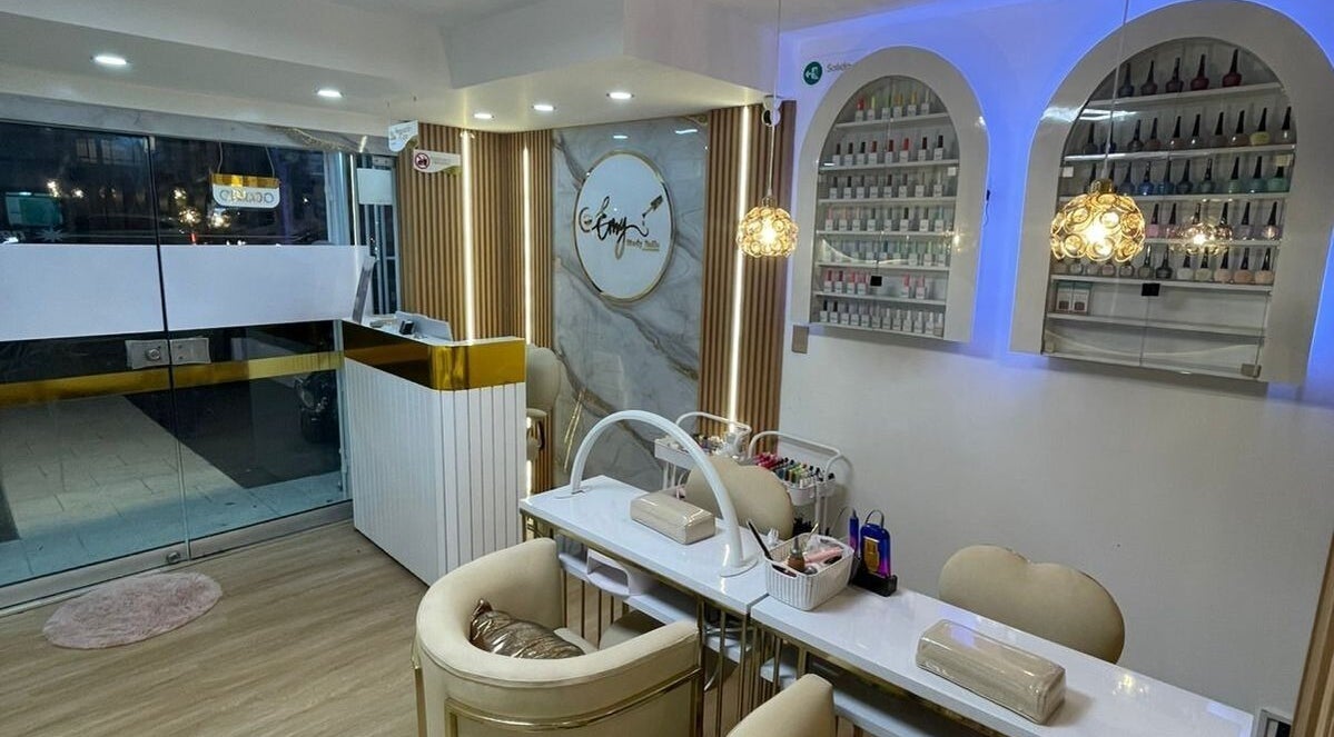 Interior elegante de Emy Study Nails en Bogotá, Bogotá, CO con mobiliario moderno y estético.