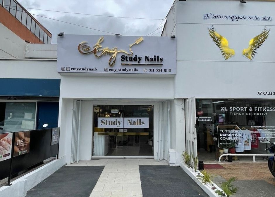 Fachada de Emy Study Nails en Bogotá, Bogotá, CO, mostrando entrada y letrero del salón.