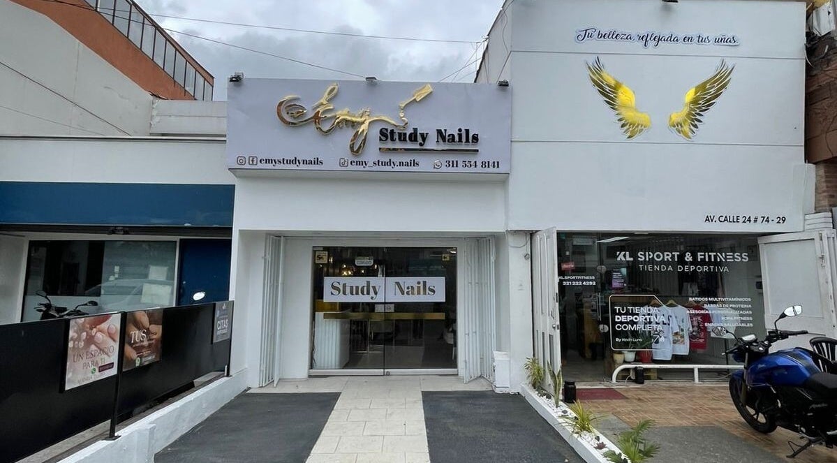Fachada de Emy Study Nails en Bogotá, Bogotá, CO, mostrando entrada y letrero del salón.