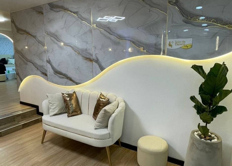 Sala de espera moderna en Emy Study Nails, Bogotá, Bogotá, CO con sofá y decoración elegante.