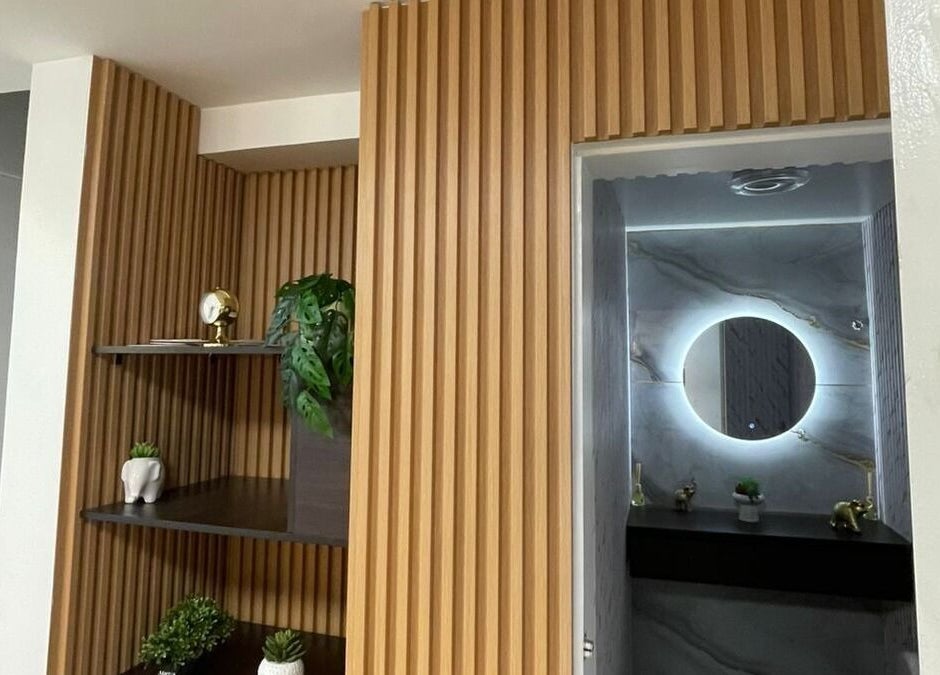 Pared de madera y espejo circular iluminado en Emy Study Nails, Bogotá, Bogotá, CO.