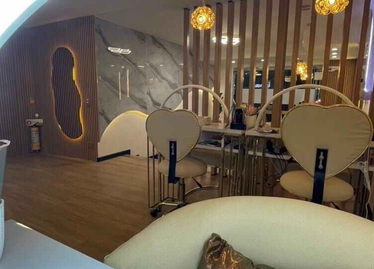 Interior elegante de Emy Study Nails en Bogotá con sillas en forma de corazón y diseño contemporáneo.