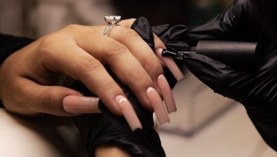 Application de vernis chez Cbnails, Clérey, Grand Est, FR, mettant en valeur des ongles raffinés et élégants.