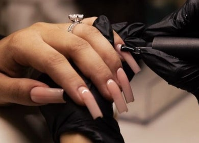 Application de vernis chez Cbnails, Clérey, Grand Est, FR, mettant en valeur des ongles raffinés et élégants.