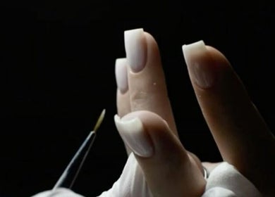 Pose de vernis à Cbnails, Clérey, Grand Est, FR. Sublime manucure artistique sous lumière douce.