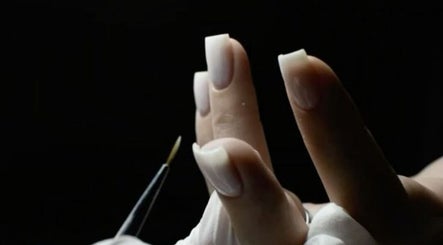 Pose de vernis à Cbnails, Clérey, Grand Est, FR. Sublime manucure artistique sous lumière douce.