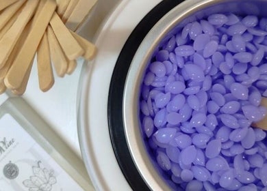 Perles de cire lavande pour soins esthétiques chez Cbnails, Clérey, Grand Est, FR.