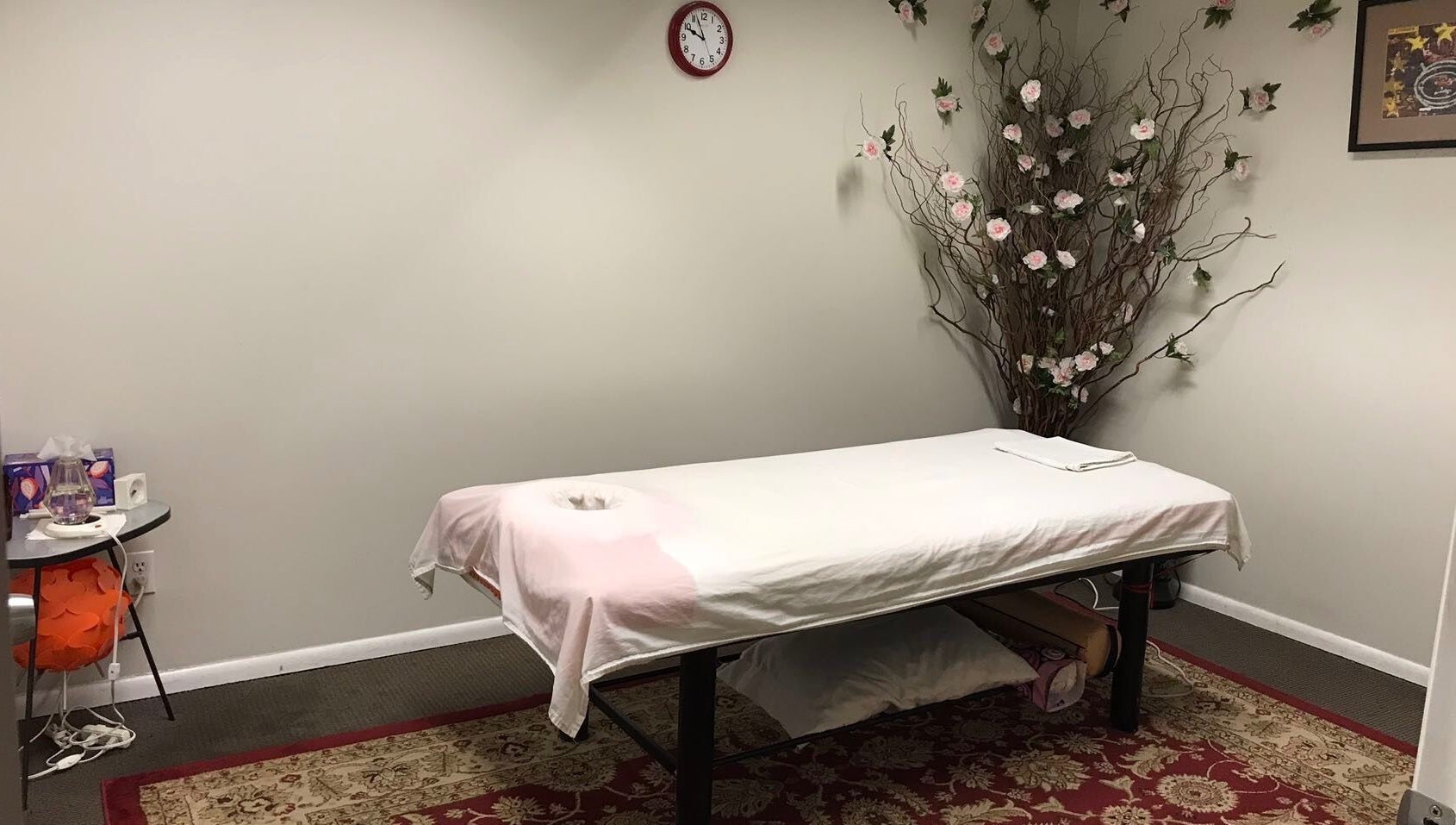 Hongkong Massage Spa位于犹他州南盐湖的舒适按摩房，提供放松体验。
