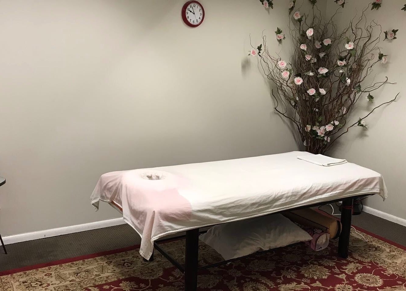 Hongkong Massage Spa位于犹他州南盐湖的舒适按摩房，提供放松体验。