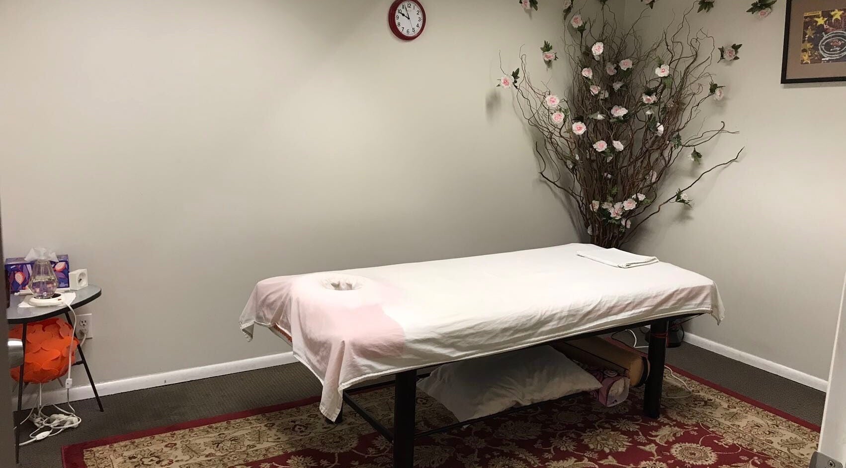 Hongkong Massage Spa位于犹他州南盐湖的舒适按摩房，提供放松体验。