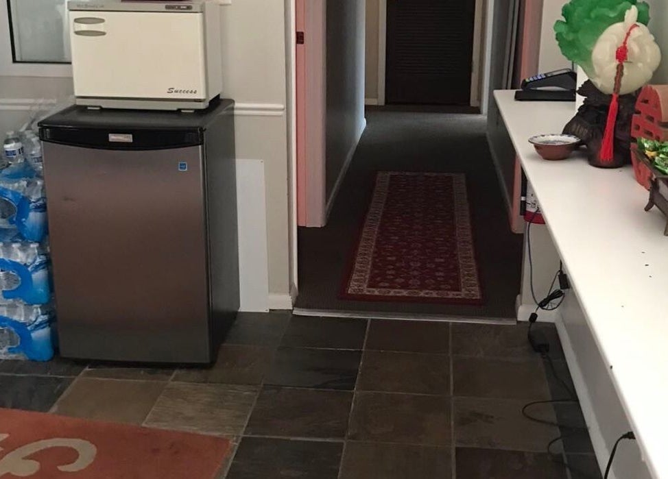 香港按摩水疗的入口在犹他州南盐湖，可见装饰柜和饮料供应。