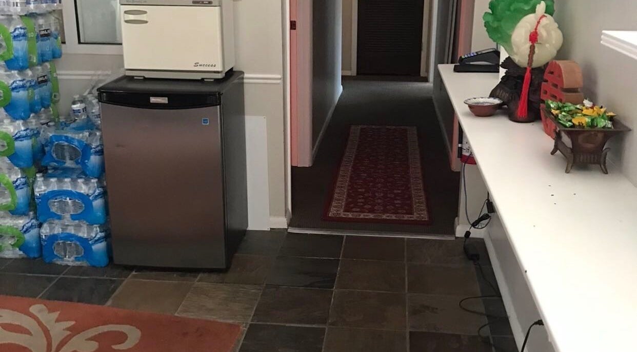 香港按摩水疗的入口在犹他州南盐湖，可见装饰柜和饮料供应。