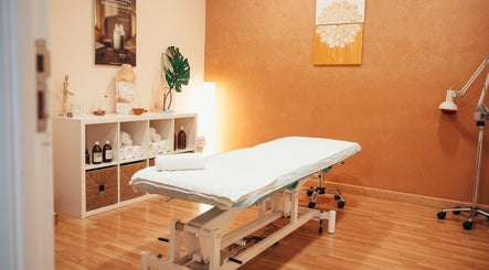 Sala de tratamiento en Body In Harmony, Rubí, Catalunya, ES, con camilla y decoración acogedora.