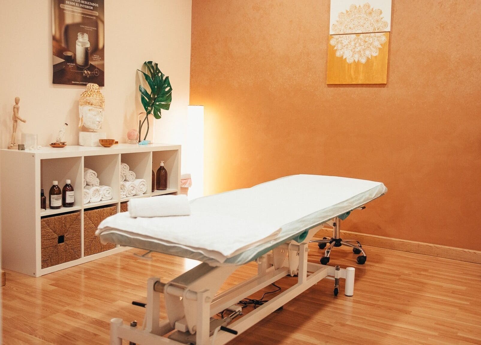 Sala de masajes de Body In Harmony en Rubí, Catalunya, ES, con camilla y decoración tranquila.