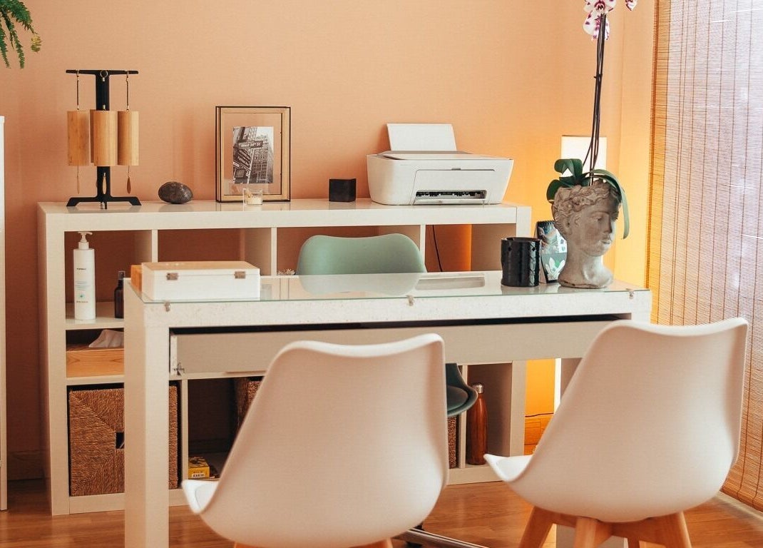 Interior sereno de Body In Harmony en Rubí, Catalunya, ES, con escritorio y decoración moderna.